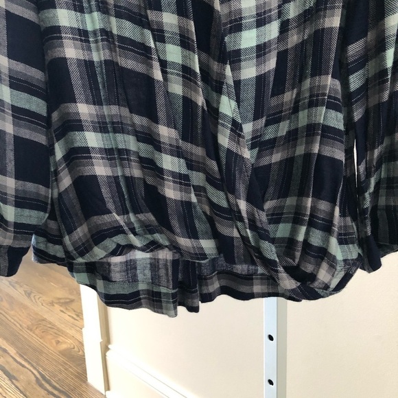 Willow & Clay Women’s Plaid Crossover Shirt Sz M - Picture 8 of 16